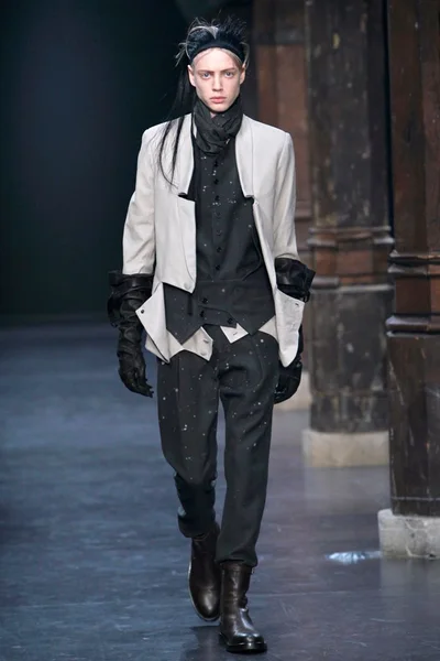 Look 15